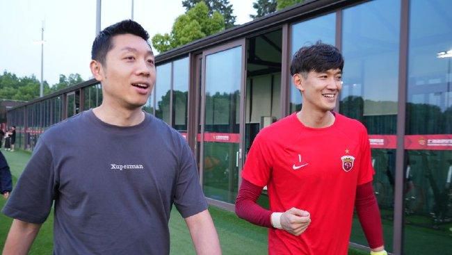 主香港著名全才导演陈勋奇被记者拍到亲自上阵，在京郊的一处公园里指导演员拳脚功夫，而记者了解到，众多已经即将失传的“刀法”、“剑法”都会出现在电影中 单日大盘连续四天超7千万 《八佰》突破3亿 2020-08-21 8月20日，全国院线总票房7635.39万，单日大盘连续第四天超过7千万。