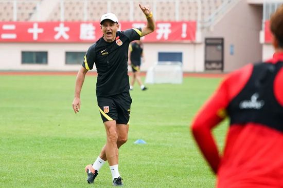 霍建华、林心如合体秀恩爱，林心如美艳动人，两人脸上洋溢幸福微笑。
