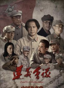 组图中，张天爱身着粉色西服，脚踩小白鞋，酷帅而不失灵动少女感，小露香肩尽显迷人俏皮风。