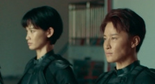 狮门筹备《边境杀手2》 聚焦本尼西奥角色去向 2015-09-22 由艾米莉·布朗特、乔什·布洛林主演的犯罪电影《边境杀手》日前已经在北美上映，据最新消息称狮门影业已经将续集提上日程，故事内容将核心围绕本尼西奥·德尔·托罗在《边境杀手》饰演神秘职业杀手展开。
